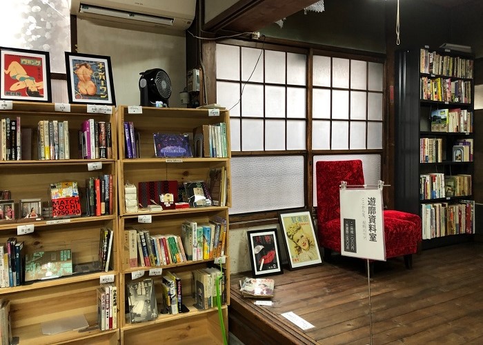 昭和ムード漂う「カストリ書房」店内（撮影:内藤みか）