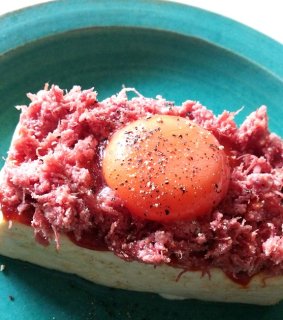「豆腐ステーキのコンビーフのせ」黄身を崩す神聖な高揚感