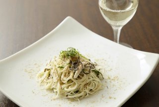 「鳥と塩昆布のそうめん」味付けは塩昆布だけでシンプルに