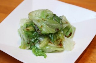 甘さと苦味が一体に「レタスの湯引きオイスターソースがけ」