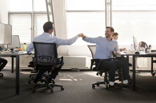 コミュニケーションは出世に不可欠（写真:iStock）