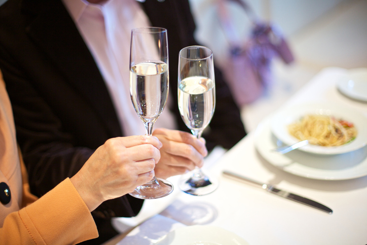 気になる相手には、正面より真横に座ったほうが吉（写真:iStock）