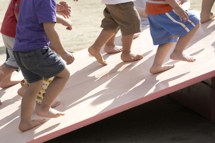 集団行動ができるようになるタイミングは違う（写真:iStock）