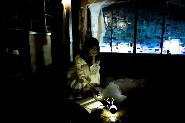 上演中。闇を生かしたセットや演出が素敵です。写真提供：くらやみのあかり