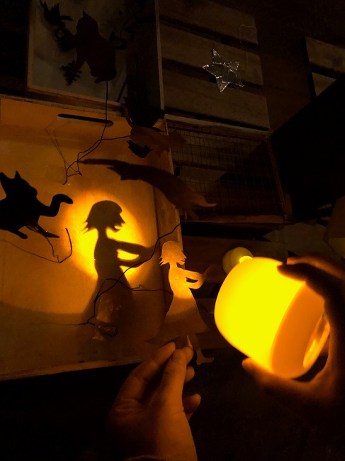 上演前は影絵で遊べるセットで遊ぶことができます撮影：内藤みか