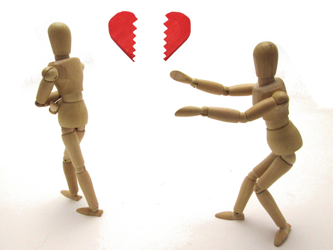 自業自得なのに復縁を迫る心理とは（写真:iStock）