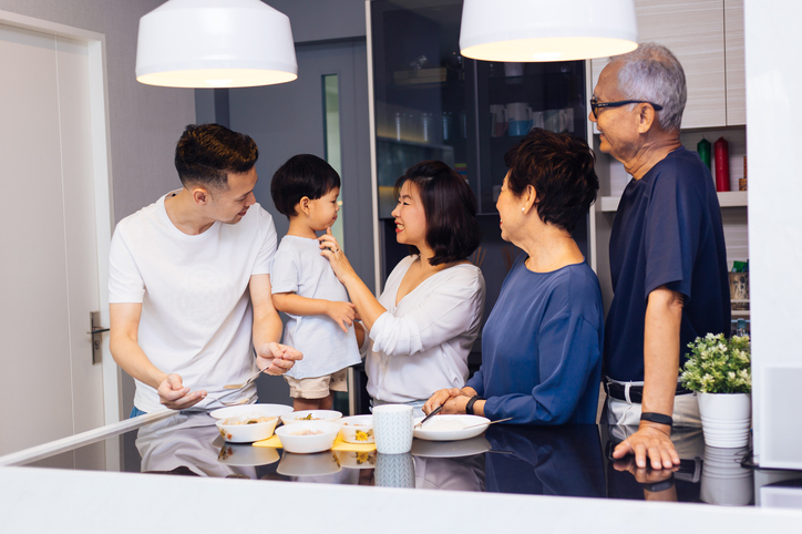 休日はたっぷり家族と過ごす（写真:iStock）