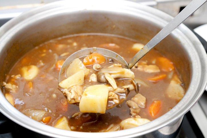 “適当系料理男子”の自炊は大鍋でドーン（写真:iStock）