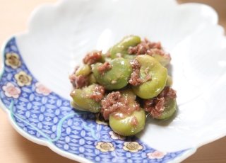 塩気とコクで日本酒が止まらない「空豆のアンチョビー和え」