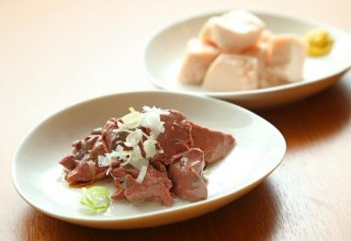 まるでフォアグラのようなコクとうまみの「半生鶏レバー」