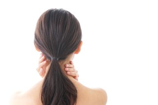 首に年齢が出るというけど…（写真:iStock）