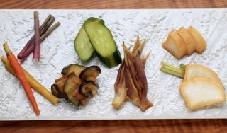 “かえし醤油”の風味がお酒にピッタリ「そば屋のお新香」