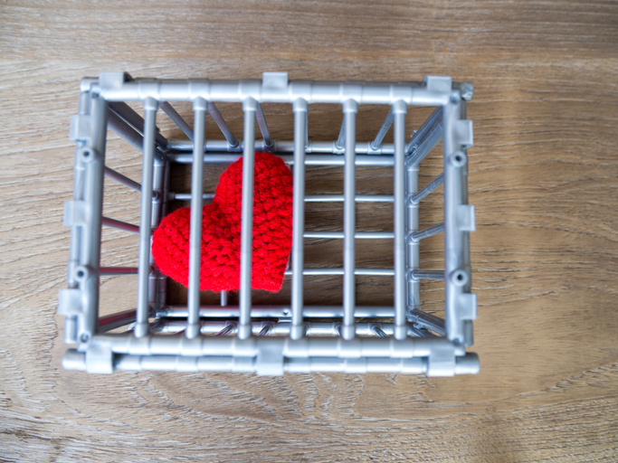 不倫の恋に縛られすぎてない？（写真:iStock）