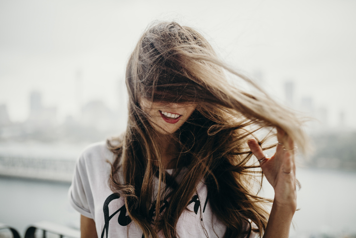 梅雨は髪がまとまらない！（写真:iStock）