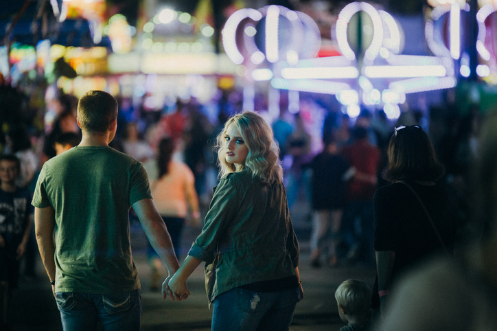 不意の“手つなぎ”にドキドキ（写真:iStock）