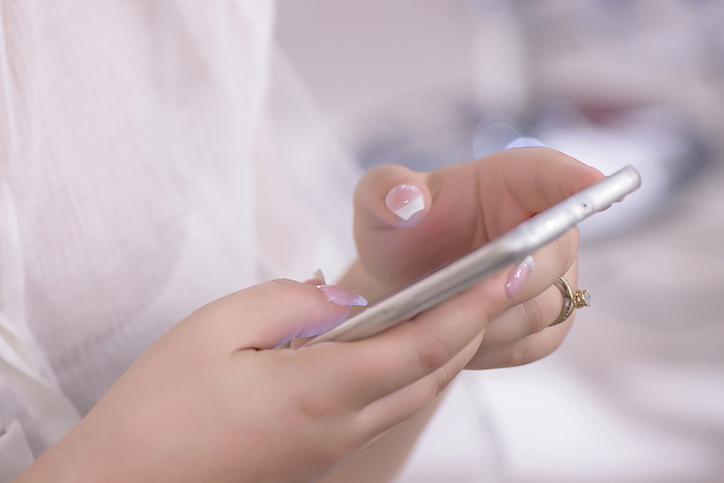 年上男性とのLINEは気張りすぎずに（写真:iStock）