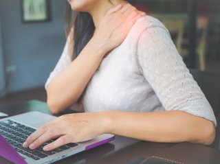 猫背に肩こり…バストを垂れさせる本当の原因はこれだった