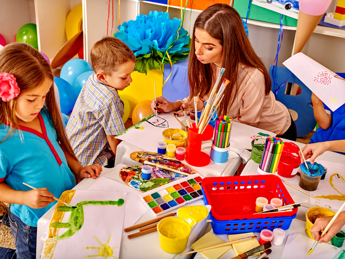 まだまだ集団行動が多い（写真:iStock）