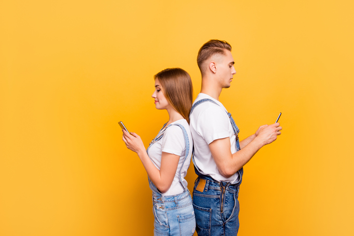 気軽にLINEで話しかけてみては（写真:iStock）