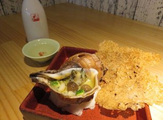 つぶ貝をエスカルゴに見立てた「つぶ貝のガーリックバター」