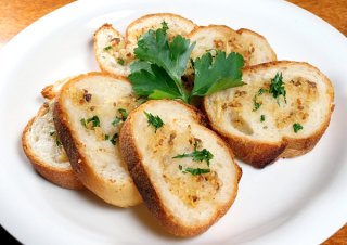 簡単だけど奥深い味「アンチョビー入りガーリックトースト」