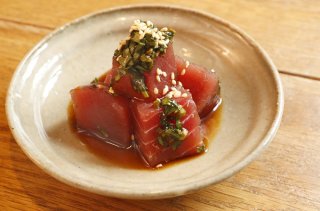 「マグロブツのニラ醤油和え」ひとひねりしたタレが美味しい