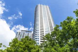 高級タワーマンションのラウンジで自撮りをする女の一生