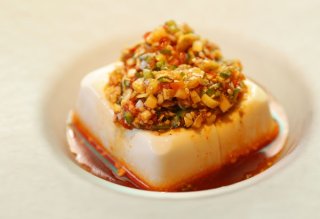 「ピリ辛薬味とうふ」食材もお皿もキンキンに冷やしてどうぞ