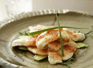 「水晶鳥の梅ソースがけ」 食感の秘密は“片栗粉”にあり!