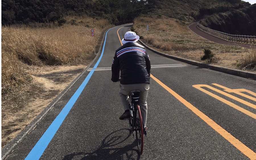 ヘルシーな後ろ姿のひろし（写真:小悪魔ドルチェ寿司）