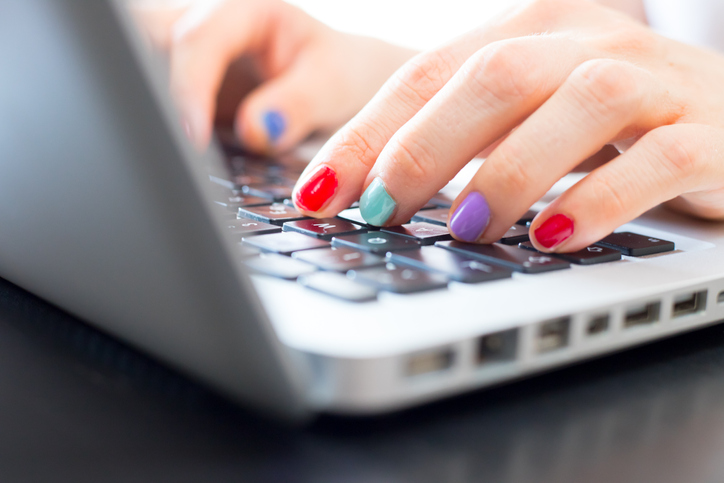 やりすぎネイルは要注意（写真:iStock）