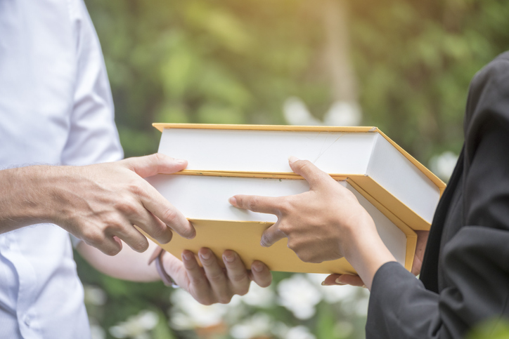 読書を通じてお互いの価値観を知る（写真:iStock）