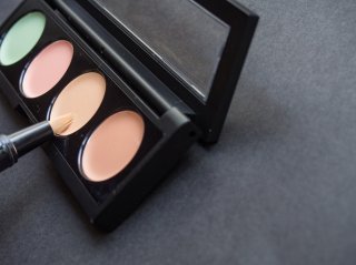 コンシーラーは「悩みと反対色」を選んで（写真:iStock）