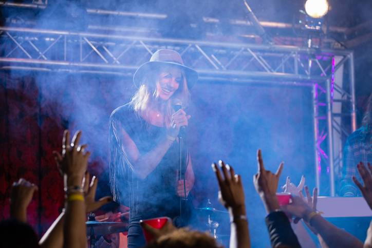 熱いステージのあとにチェキタイム（写真:iStock）