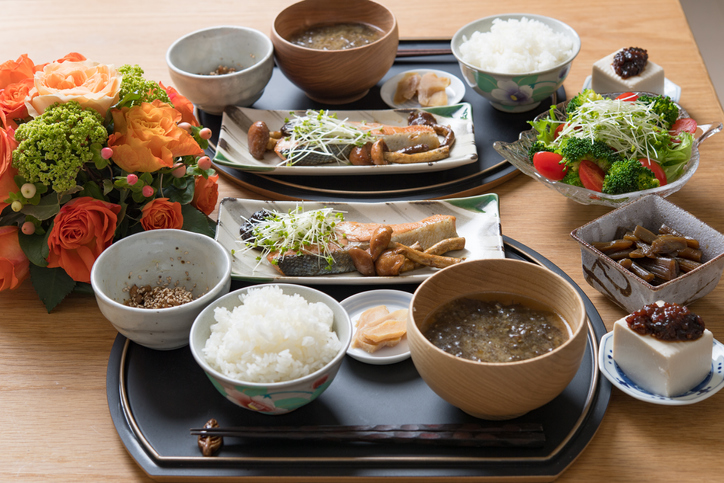 飲み会なのに定食？（写真:iStock）
