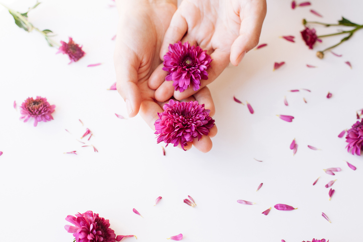 最初に手に取るのは…（写真:iStock）