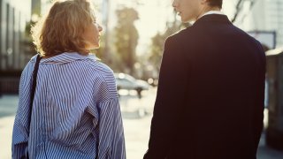 手に入りそうで入らない…男性が女性に好意を持つ距離感とは