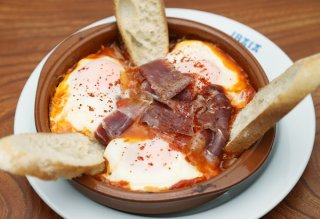 「スペイン風目玉焼き」アツアツとろ~り半熟卵が味の決め手