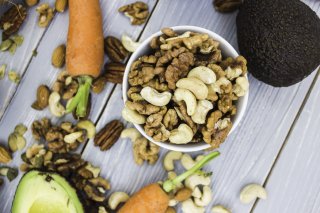 ビタミン類を上手に摂って内側から目元にアプローチ（写真:iStock）