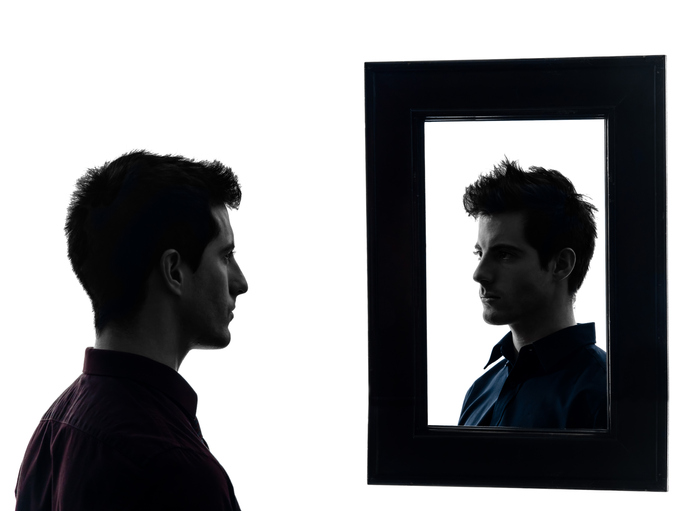 自分以外に興味がない（写真:iStock）