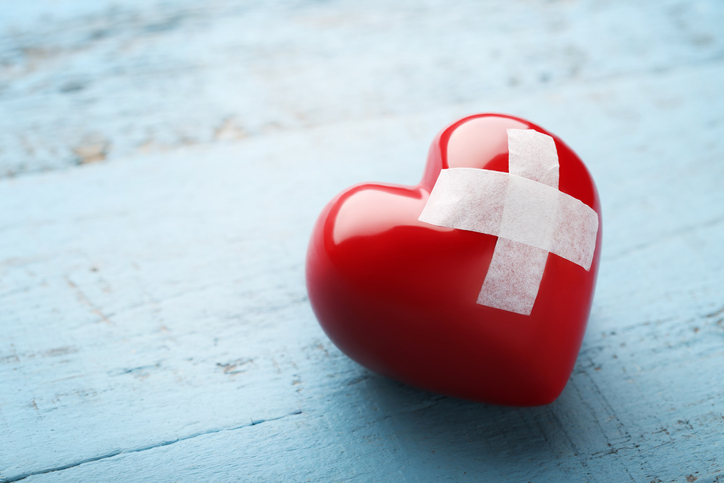 心は傷ついているのに…（写真:iStock）