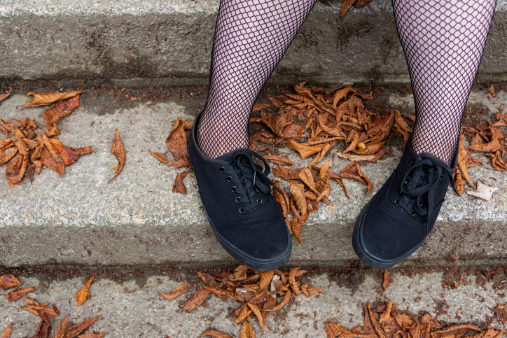 季節を問わず網タイツなのもＮＧ（写真:iStock）