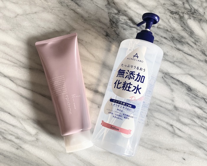 画像は左から「エピステーム タイトスキンセラム」。右は「アクネスラボ モイスチャーローション」／（写真:並木まき）