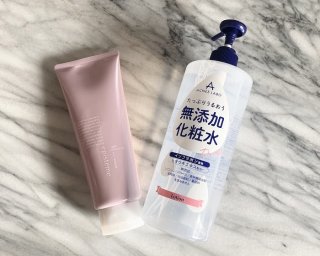 画像は左から「エピステーム タイトスキンセラム」。右は「アクネスラボ モイスチャーローション」／（写真:並木まき）