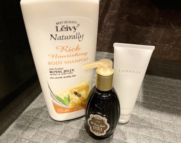 画像は左から「レイヴィー リッチボディシャンプー ローヤルゼリー」、「サボン オイルボディウォッシュ スパイシーバニラ」、「ルナソル スムージングジェルウォッシュ」／（写真:並木まき）