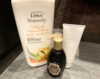 画像は左から「レイヴィー リッチボディシャンプー ローヤルゼリー」、「サボン オイルボディウォッシュ スパイシーバニラ」、「ルナソル スムージングジェルウォッシュ」／（写真:並木まき）