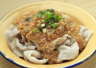 「蒜泥白肉」豚バラ肉にニンニクをたっぷり絡めてがっつりと
