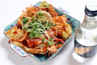 酸味と辛味でお酒がすすむ「イカとレタスのチョレギサラダ」