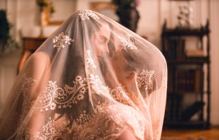 結婚は愛か経済力か？「不実な女と官能詩人」で考察してみる