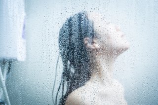 窓の開いた部屋…女はなぜ全裸で床を拭いていたのか？